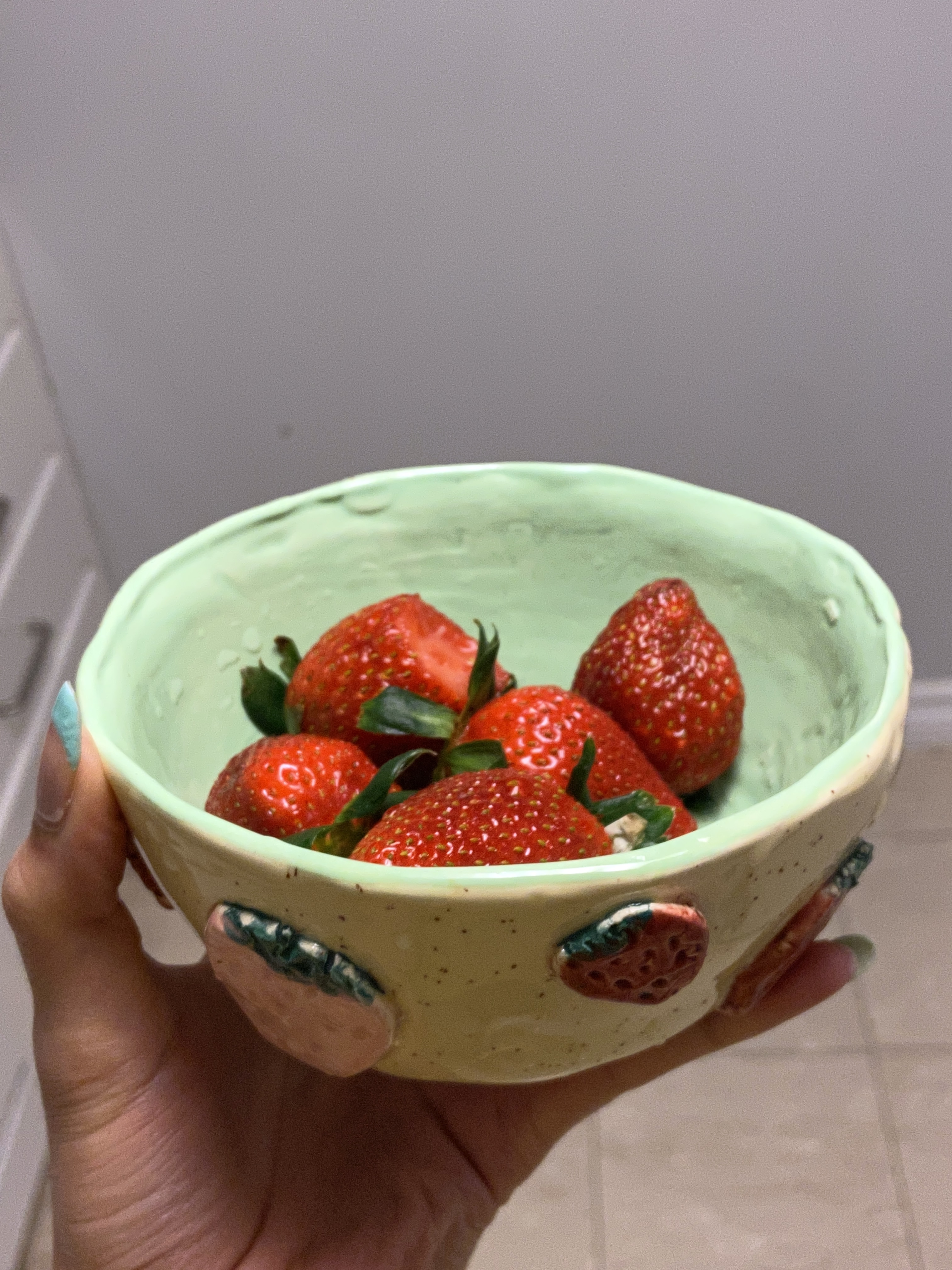 strawberry bowl with strawberries.JPG